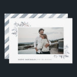Aquarell Floral Happy Hanukkah Feiertagskarte<br><div class="desc">Mit dieser minimalistischen Urlaubskarte senden Sie Ihren Familie und Freunden Weihnachten Wünsche. Ein Foto vorne,  begleitet von einer eleganten blauen Kalligraphie und Aquarellfarben-Urlaubsparadies,  und das Aquarellmuster auf der Rückseite. Der moderne und minimalistische Stil wird Ihre Fotos in der Familie wirklich gelassen.</div>