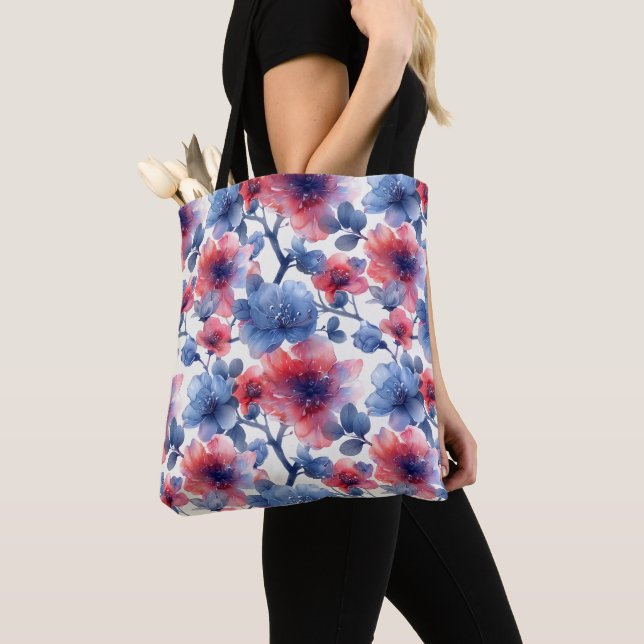 Aquarell rot, blaue Blumen auf weiß Tasche (Von Nahem)