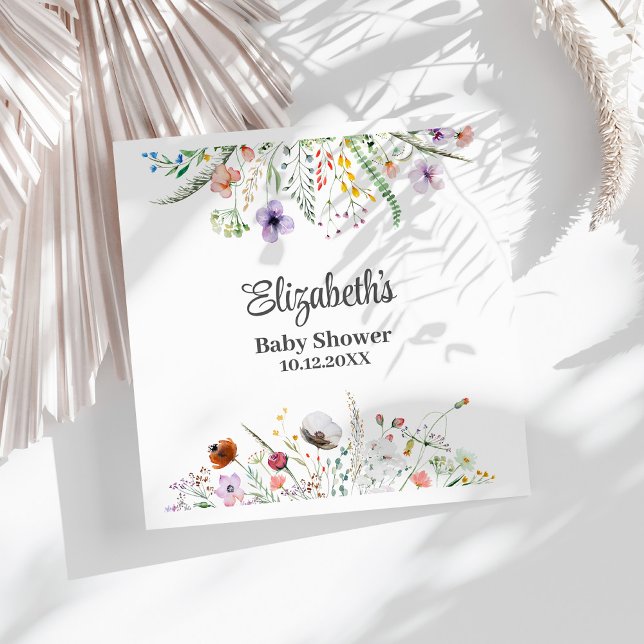 Aquarell-Wildblume Meadow Baby-Dusche Serviette (Watercolor Wildflower Meadow Baby Shower Napkins on a sunny white table.)