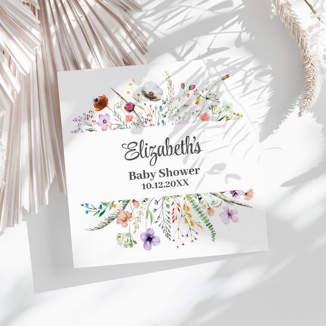 Aquarell-Wildblume Meadow Baby-Dusche Serviette (Watercolor Wildflower Meadow Baby Shower Napkins on a sunny white table.)