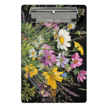 Aquarell-Wildblumenstrauß auf schwarzem Hintergrun
