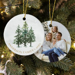 Aquarell Winter Pine Trees Weihnachtsfest Foto Keramik Ornament<br><div class="desc">Dieses rustikale Winterwald Frohe Weihnachtsschmuck mit 3 schneebedeckten Aquarellkiefern vorne und einer Fotovorlage auf der Rückseite. Bitte besuchen Sie die Kollektion für passende Produkte,  oder kontaktieren Sie mich über Zazzle Chat für Design-Anpassungen oder mehr passende Produkte.</div>
