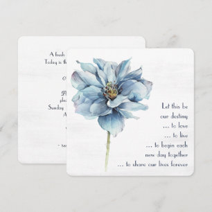 Aquarellblaue Blume auf textilweißer  Einladung