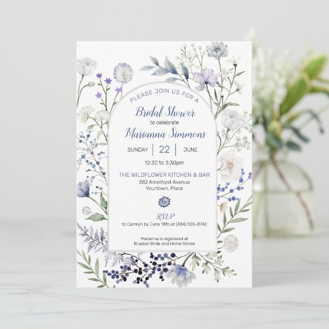 Aquarellblaue Wildblume Rahmen Brautparty Einladung (Stehend Vorderseite)
