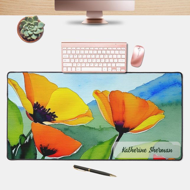 Aquarelle Floral Orange Jaune Californie Poppies (Watercolor floral California poppies desk mat in orange and yellow with blue and green background.)