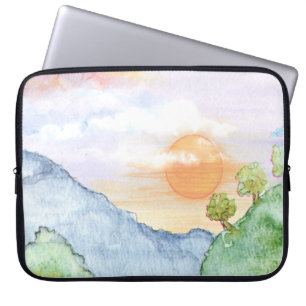 Aquareller Sonnenuntergang über Gebirge und Bäume Laptopschutzhülle