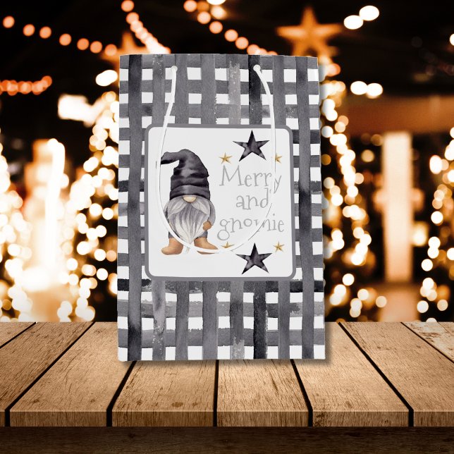 Aquareller Winter Gnome am Buffalo Karo Weihnachte Mittlere Geschenktüte (Watercolor Winter Gnome on Buffalo check Christmas Gift Bag - Charming Design, Customizable Text,)