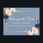 Aquarellfarbe Rosa Blütenblau verändert das Datum Postkarte<br><div class="desc">Moderne Elegante Wasserfarbe Rosa Rosa Blüte und Blauer Blumenwechsel Das Datum Hochzeit Postponement Postcard bietet rosa Rosen,  blaue Blumen,  Grün und einen goldenen Rahmen. Dusty Blue.</div>