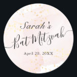 Aquarellfarbe Rosa x Gold Bat Mitzvah Runder Aufkleber<br><div class="desc">Der elegante Fledermausticker mit seiner mitzvah-Stickerei ist mit einem weißen Hintergrund mit rosa Pinselstrichen in Aquarell und Imitaten mit goldenen Spritzern ausgestattet. Personalisieren Sie es für Ihre Bedürfnisse. Mehr passende Produkte finden Sie in meinem Geschäft.</div>