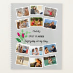 Aquarellfarben Blume Bud Gray Pink 12 Fotomaterial Planer<br><div class="desc">Personalisieren Sie Ihren Planer mit Ihren Fotos, Namen und benutzerdefinierten Texten. Dieses Template-Design ist für Sie bereit, 12 Ihrer Lieblings-Fotos zur Frontabdeckung hinzuzufügen. Die mittleren zwei Fotos werden ebenfalls automatisch in größerer Größe auf der Rückseite angezeigt. Das Design ist hellgrau und mit Blumensträußen von Aquarellknospen in magentafarbenem Rosa dekoriert. Bitte...</div>