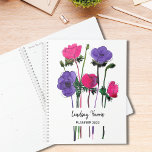 Aquarellfarben Blütenrosa Lila Planer<br><div class="desc">Dieser stilvolle Planer ist mit einer originalen, blumengeschmückten Wasserfarbe in Rosa- und lila-Tönen dekoriert. Sie können es mit Ihrem Namen oder Monogramm anpassen und das Datum ändern. Weil wir unsere eigenen Kunstwerke erstellen, werden Sie dieses exakte Bild von anderen Designern nicht finden. Original Wasserfarbe © Michele Davies.</div>