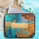 Aquarellfarben goldtürkisfarbene Orangenglasur Laptopschutzhülle<br><div class="desc">Ein funkelnd, Imitat goldfarbenes Band mit dem Schrifttypografiennamen überlagert einen reichen, goldfarbenen, türkisblauen und gelb orangefarbenen Aquarellhintergrund auf diesem eleganten, trendigen, gürteligen individuelle Name-Notebook. Macht jedes Mal, wenn ihr es benutzt, eine lustige und stilvolle Aussage. Dieser Laptop-Ärmel ist in drei Größen erhältlich: 15 Zoll, 13 Zoll und 10 Zoll. Ein...</div>