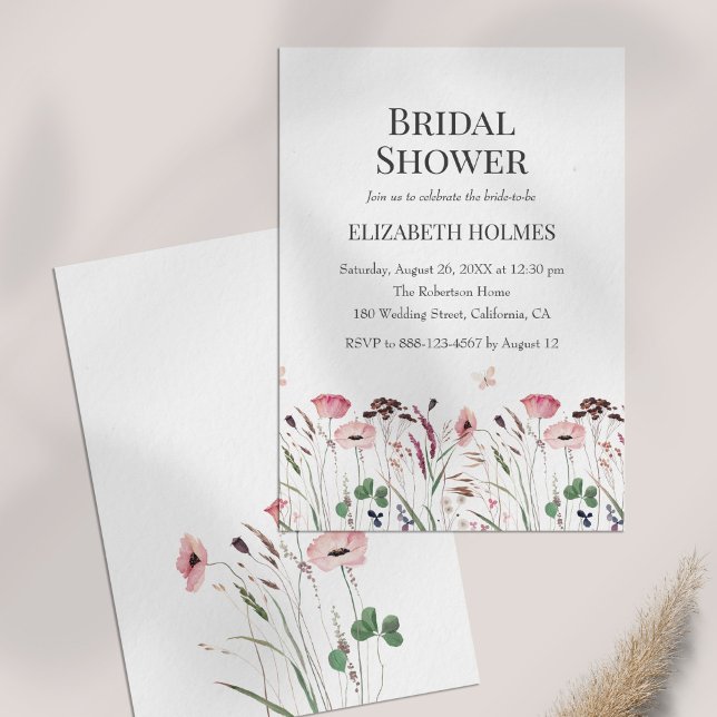 Aquarellfarben Pink Poppy Meadow Brautparty Einladung (Watercolor Pink Poppy Meadow Bridal Shower Invitation on a table.)