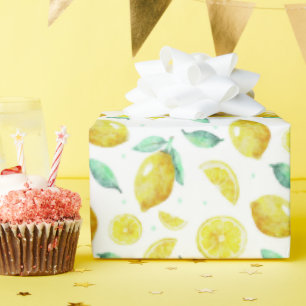 Aquarellfarben und Blätter auf weißem Hintergrund Geschenkpapier