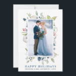 Aquarellfarben Winter Blue Floral Neu Feiertagskarte<br><div class="desc">Die elegante Watercolor Winter Greenery und die Blue Floral Happy Holidays Wedding Foto Newlywed Holiday Card beinhaltet die Blätter aus dem botanischen Grün,  die blauen Beeren,  die blauen Blumen,  die Baumwolle und die roten Beeren. Blauer und Silberer Text.</div>