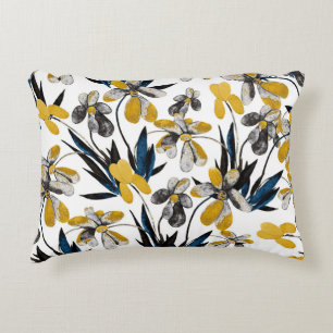 Aquarellfarbene Blume: lebendiges Sommermuster. Dekokissen
