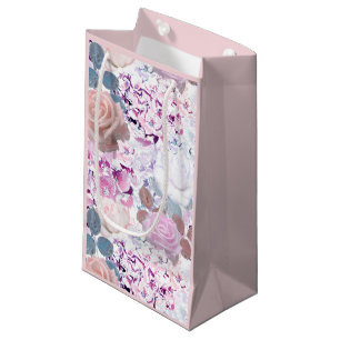 Aquarellfarbene Rose und Hydrangeas. Kleine Geschenktüte