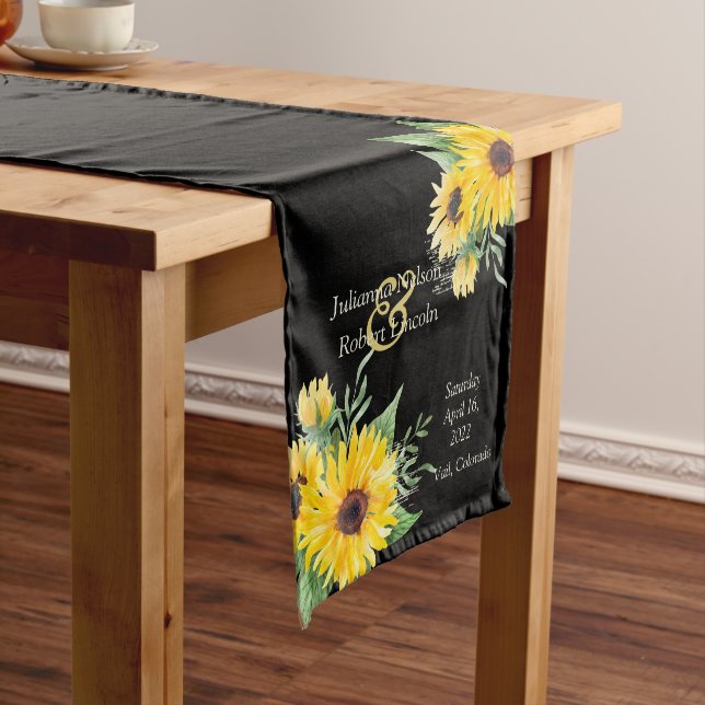Aquarellfarbene Sonnenblumen auf schwarzer Hochzei Großer Tischläufer (Beispiel)