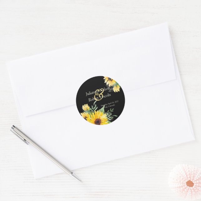 Aquarellfarbene Sonnenblumen auf schwarzer Hochzei Runder Aufkleber (Umschlag)