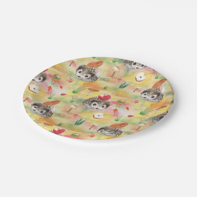 Aquarellfarbener Igel mit Pilzen und Apfel Pappteller (Schrägansicht)