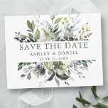 Aquarellgrün Save the Date Sage Green Postkarte<br><div class="desc">Moderne elegante Botanische Verlobung Hochzeit Ankündigung Save the Date Postcard beinhaltet Eukalyptus-Blätter,  grünes botanisches Blattwerk,  staubblaue Blätter und andere schöne botanische Pflanzen. Sage grünen Text.</div>