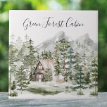 Aquarellkabine im grünen Pinienwald Fliese<br><div class="desc">Die rustikale Keramik mit einer Aquarellhütte in einem nebeligen Pinienwald lädt zum Verweilen ein. Dieses elegante Holzdesign ist perfekt für Naturliebhaber geeignet und vereint die ruhige Landschaft der Berge und Bäume,  die Naturerlebnisse und die Wohngestaltung des Seehauses</div>
