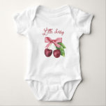 Aquarellkirsche Baby Strampler<br><div class="desc">Laden Sie Ihre Gäste mit diesen Aquarellkirschen ein. Kirsche mit Blätter und rotem Bandbogen. Sie ist die Kirsche oben.</div>