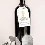 Aquarellmauer & Perl "Cheers to Liebe" Gefallen Geschenkanhänger<br><div class="desc">Planen Sie ein Meeresfrüchte-Thema oder Austern Braten Probe-Dinner,  Verlobungsfeier oder Hochzeit? Unsere schicken Küsten-Gefälligkeitsmarken sind mit Soft Creme und Aqua Aqua Aqua Oyster und Perlbildern rund um eine Champagnerflöte mit zwei Textzeilen in klassischem Marineblau ausgestattet. Mit "Cheers to Liebe" in elegantem Skript und Ihren Namen in klassischer Serifenschrift dargestellt.</div>