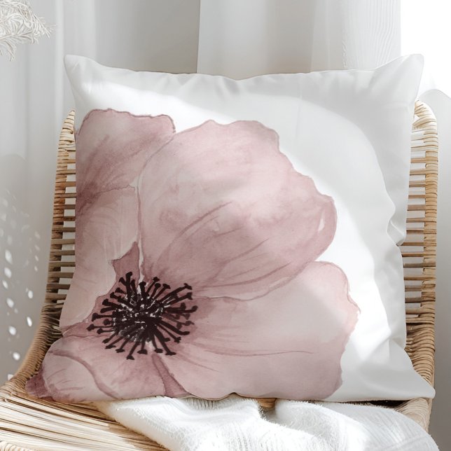 Aquarellpastellfarben Pink Poppy Kissen (Watercolor Pastel Pink Poppy Throw Pillow in a sunny rattan armchair.)