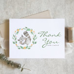 Aquarellschläfer Raccoon Kinderdusche Dankeskarte<br><div class="desc">Vielen Dank an Ihre Gäste mit dieser individuell gestaltbaren Babydusche. Es verfügt über einen Babytracoon in Aquarellfarbe in einem grünen Kranz mit passender Vegetation und einem Blumenmuster. Personalisieren Sie dieses Baby Dusche danke Karte durch Hinzufügen Ihrer Details. Dieses Raccoon Dankeschön-Karte ist perfekt für jedes Baby Duschthema oder Saison.</div>