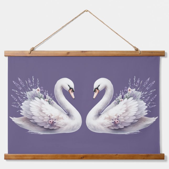 Aquarellschwan mit Lavender Florals Wandteppich Mit Holzrahmen (Vorne)
