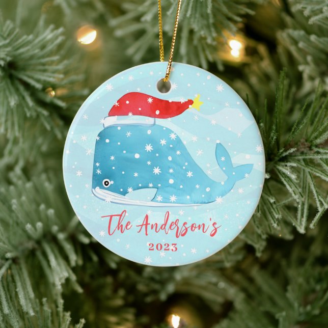 Aquarellwal mit Weihnachtsmannmütze Weihnachten an Keramik Ornament (Baum)