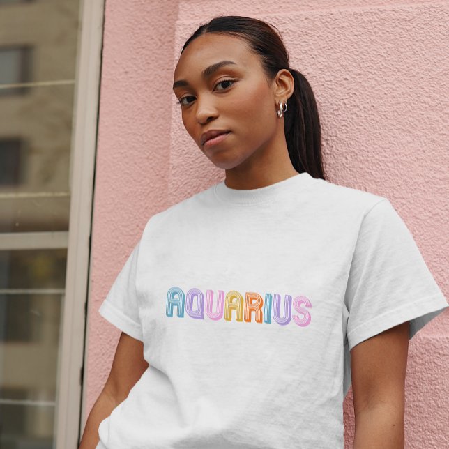 Aquarius typography trendy zodiac bunt T-Shirt (Von Creator hochgeladen)