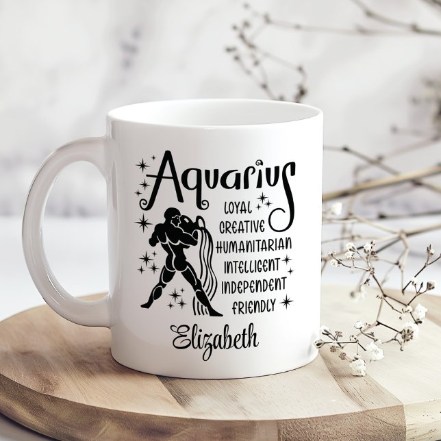 Aquarius Zodiac Horoscope Individuelle Name Kaffeetasse (Aquarius Zodiac Horoscope Custom Name Coffee Mug on a sunny boho wooden kitchen table)