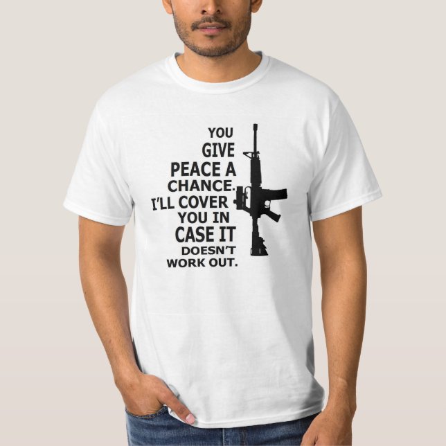 AR15, M16, 2. Änderung-GEBEN FRIEDEN EINE T-Shirt (Vorderseite)