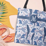 Ara Parrot Blaues tropisches Verlassen Muster Mono Tasche<br><div class="desc">Ara Parrot Blauer tropischer Verlass Muster Monogram Tote Bag. Ara-Muster mit tropischen Blätter in Blau und Rosa. Fügen Sie Ihr Monogramm hinzu.</div>