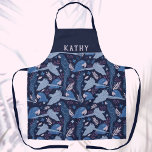 Ara Parrot Blue Tropical Leaf Muster Name Schürze<br><div class="desc">Ara Parrot Blaues tropisches Leaf Muster Name Schürze. Blaue Streifen auf dunkelblauem Hintergrund mit tropischen Blätter. Fügen Sie Ihren Namen hinzu oder löschen Sie ihn.</div>