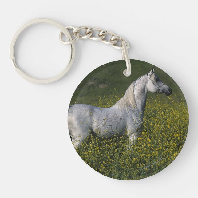 Arabisches Pferd stehend in den Blumen Schlüsselanhänger (Vorderseite)