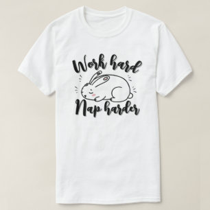 Arbeite hart, halte noch härter ein Nickerchen T-Shirt