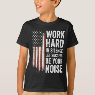 Arbeite hart in Stille, lasse den Erfolg dein Gerä T-Shirt