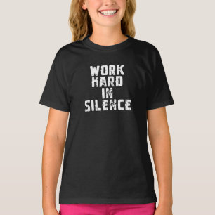 Arbeite hart in Stille T-Shirt