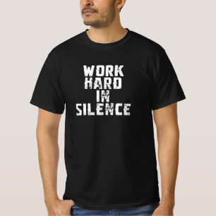 Arbeite hart in Stille T-Shirt
