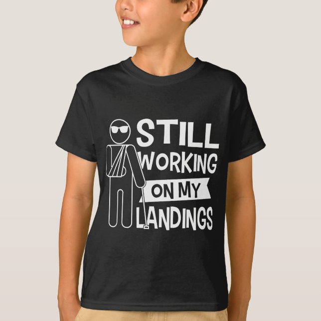 Arbeiten an meiner Landung gebrochen Arm Erholung  T-Shirt (Vorderseite)