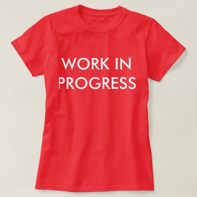 ARBEITEN IM FORTSCHRITT SHIRT - INSPIRIERTE SHIRT (Design vorne)