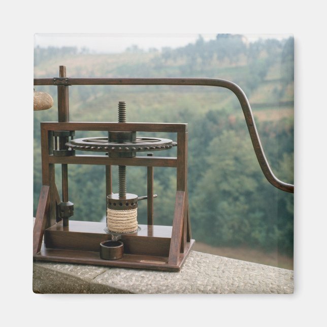 Arbeitsmodell einer Olivenpresse Magnet (Vorne)