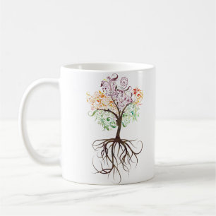 Arbre coloré avec la tasse de racines