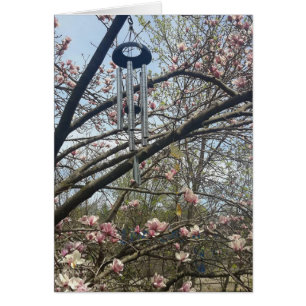 Arbre de magnolia et carte vierge de carillons de