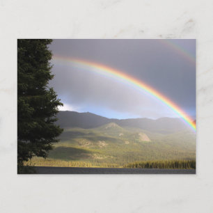 Arc-en-ciel sur l'eau à la montagne carte postale