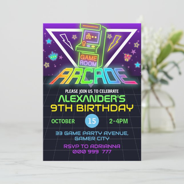 Arcade Anniversaire Gamer Neon Party Invitation (Debout devant)