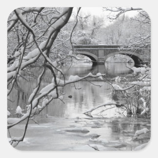 Arch Bridge über Frozen River im Winter Quadratischer Aufkleber